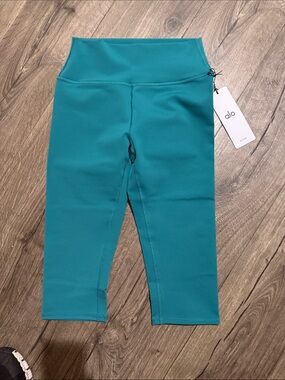 ALO Yoga Teal High-Waist Airbrush Capri - Emerald Isle color